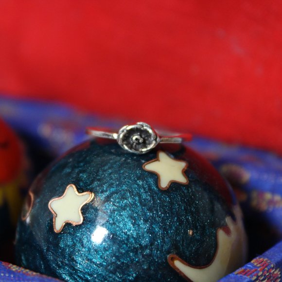 Whimsical Miniature Buttercup Flower Ring size 5 - Picture 3 of 5